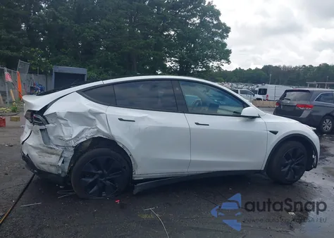 2024 Tesla Model Y Long Range Dual Motor All-Wheel Drive z USA, uszkodzony, nr VIN 7SAYGDEE7RF130028